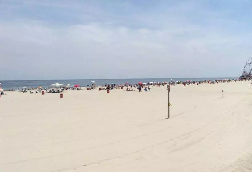 Buoy 16 Motel By The Beach