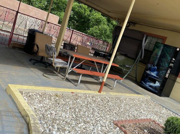 Отель Madill Inn