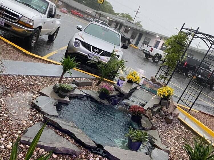 Отель Madill Inn