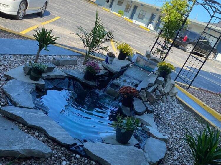 Отель Madill Inn