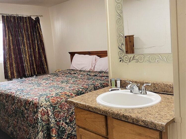 Отель Madill Inn