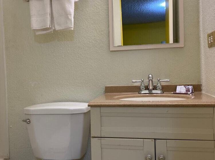 Отель Madill Inn