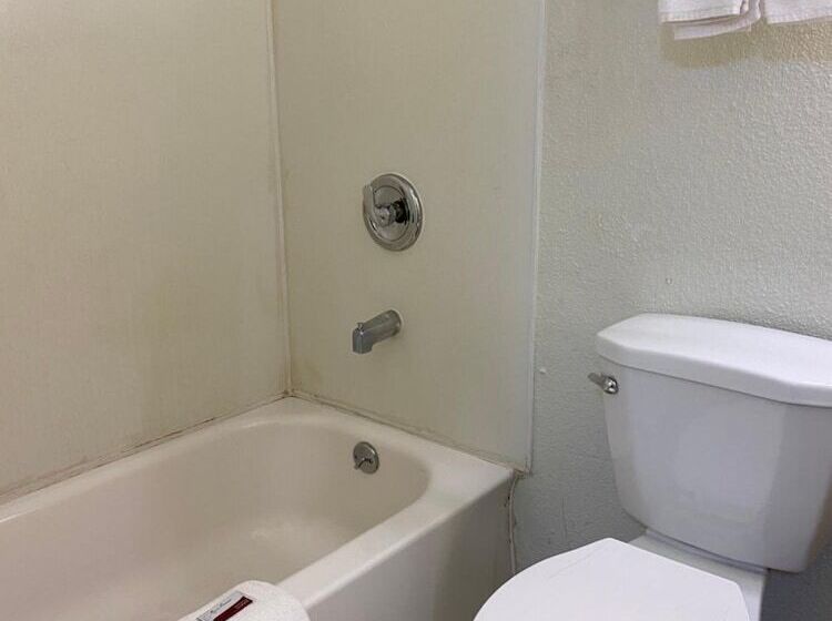 Отель Madill Inn