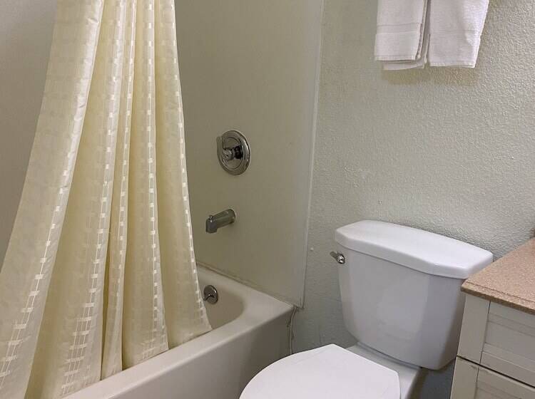 Отель Madill Inn