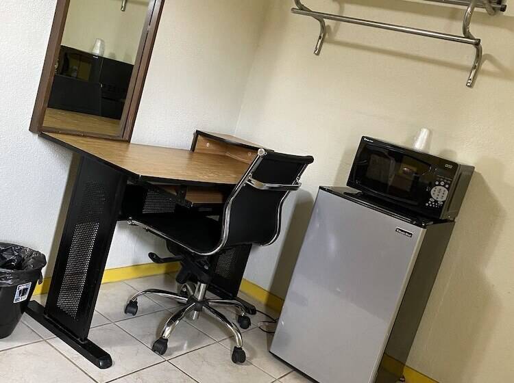 Отель Madill Inn