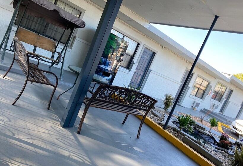 Отель Madill Inn