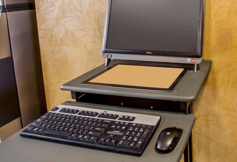 בית מלון כפרי Rodeway Inn Bronx Zoo