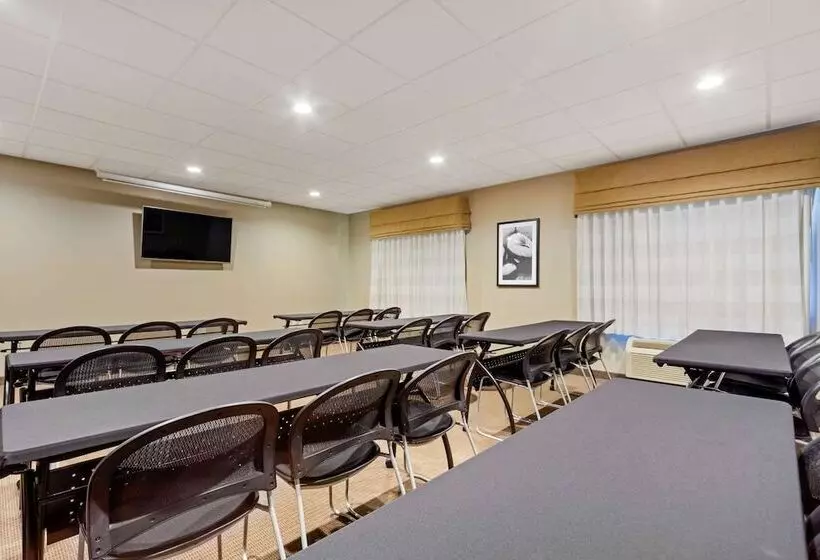 ホテル Sleep Inn & Suites Bismarck I94