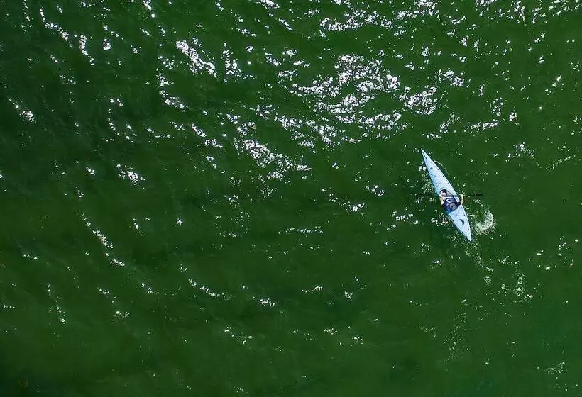 Otel The Tides Beach Club