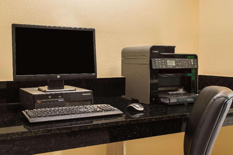 모텔 Days Inn & Suites By Wyndham Augusta Near Fort Eisenhower