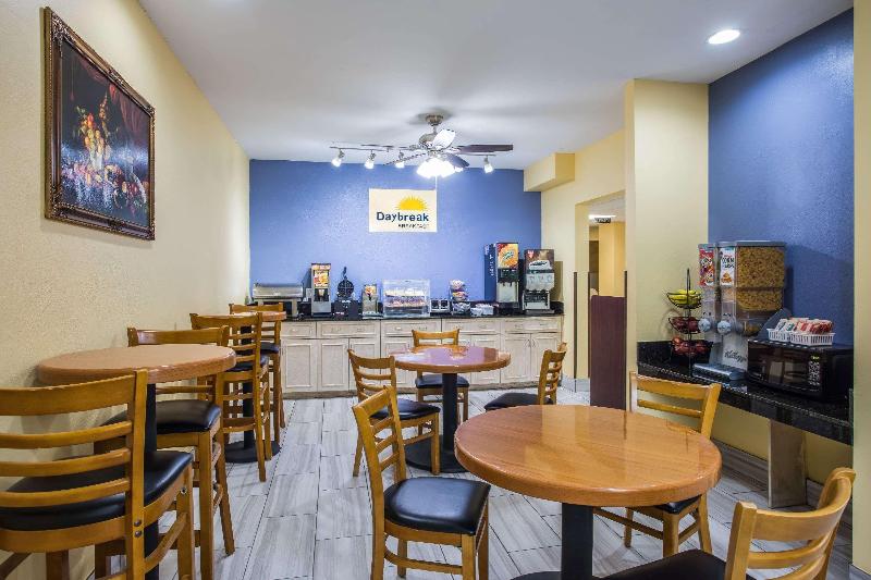 모텔 Days Inn & Suites By Wyndham Augusta Near Fort Eisenhower