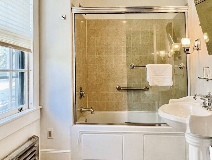 فندق Gateways Inn & Restaurant