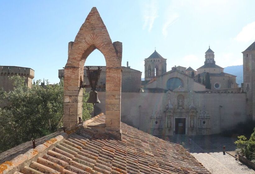 هتل Hostatgeria De Poblet