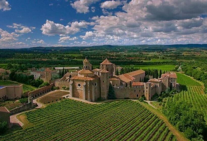 هتل Hostatgeria De Poblet