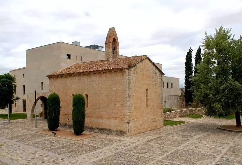 فندق Hostatgeria De Poblet