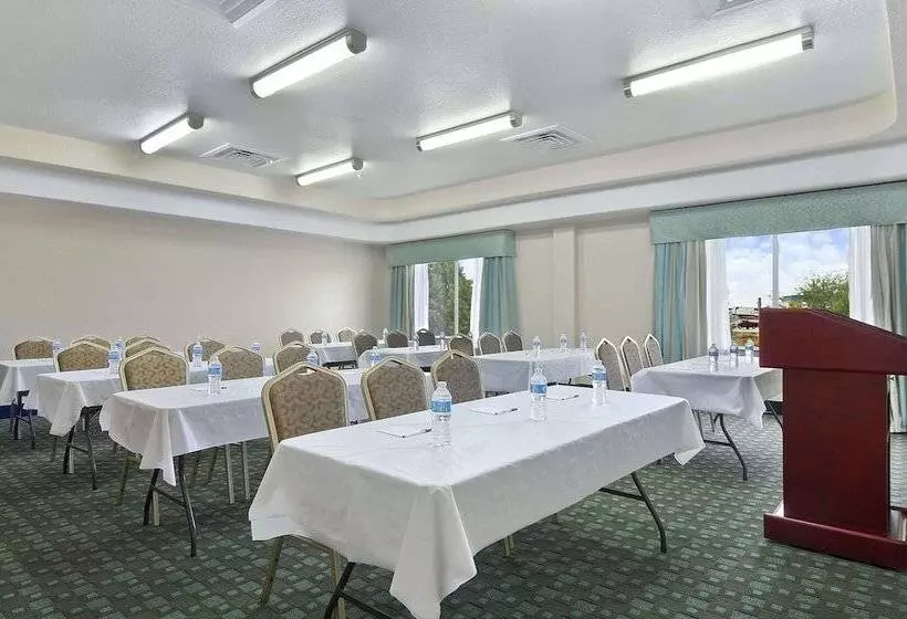 فندق Ramada By Wyndham South Waco