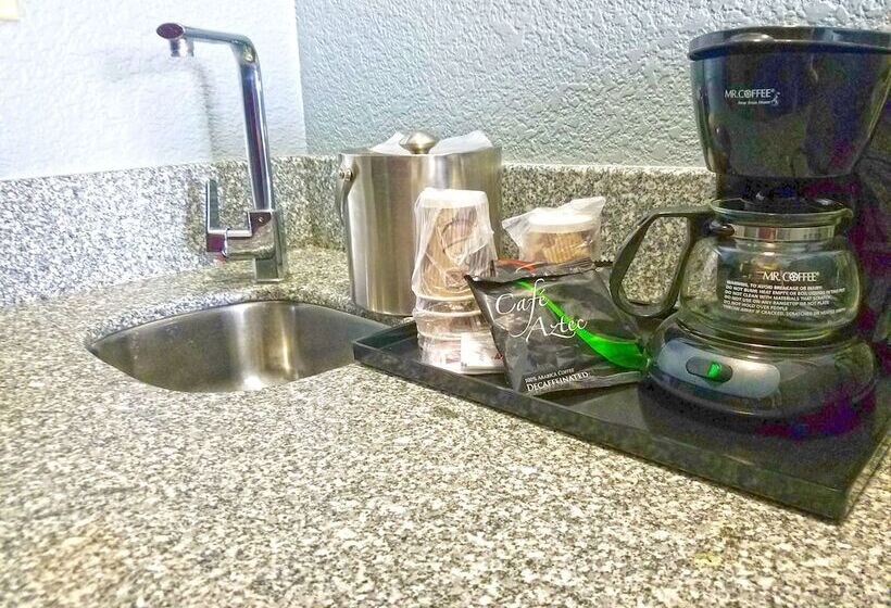 Hotel Ramada By Wyndham South Waco