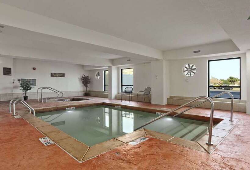 בית מלון כפרי Ramada By Wyndham Tulsa