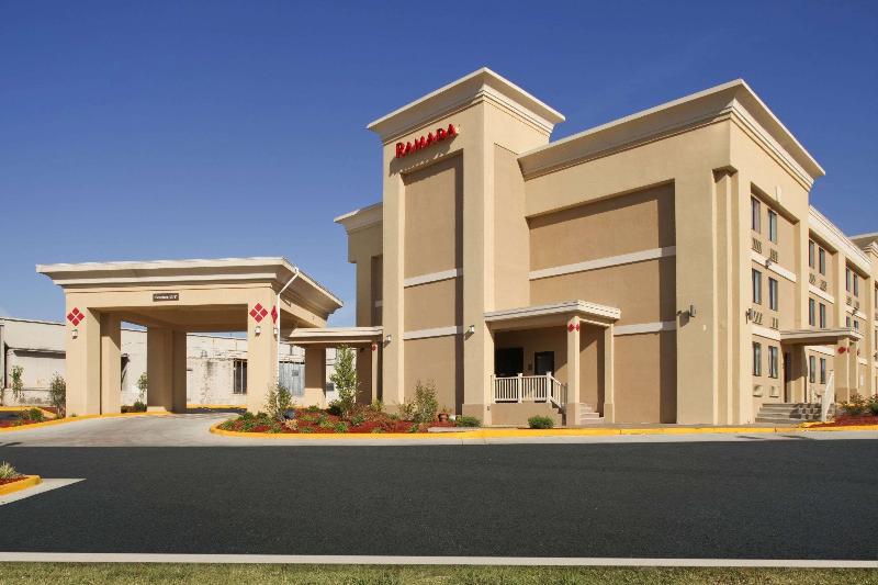 בית מלון כפרי Ramada By Wyndham Tulsa