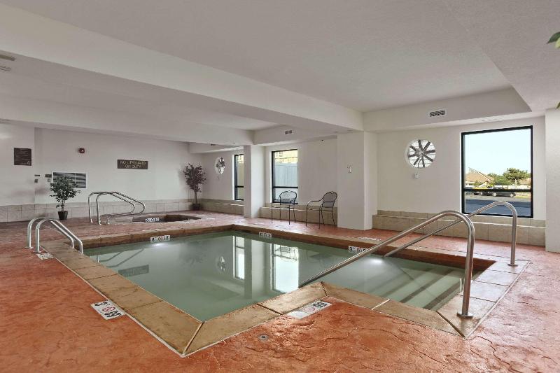 בית מלון כפרי Ramada By Wyndham Tulsa