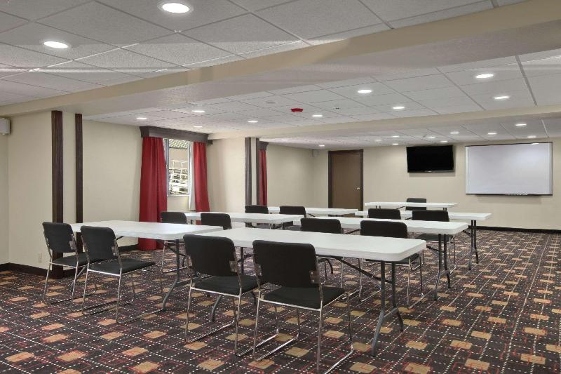 בית מלון כפרי Ramada By Wyndham Tulsa