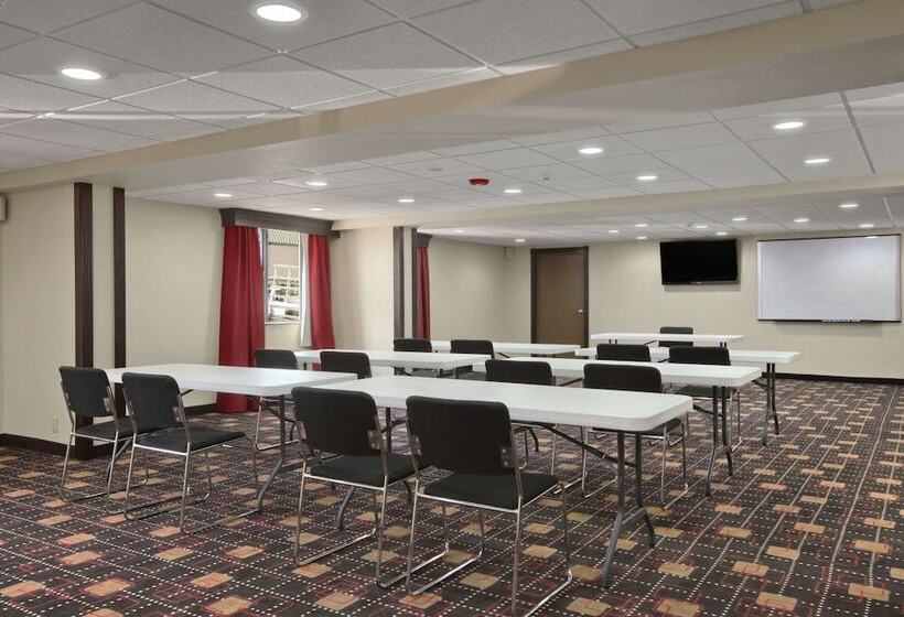 בית מלון כפרי Ramada By Wyndham Tulsa