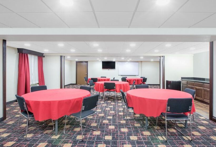 בית מלון כפרי Ramada By Wyndham Tulsa