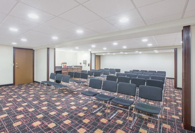 בית מלון כפרי Ramada By Wyndham Tulsa