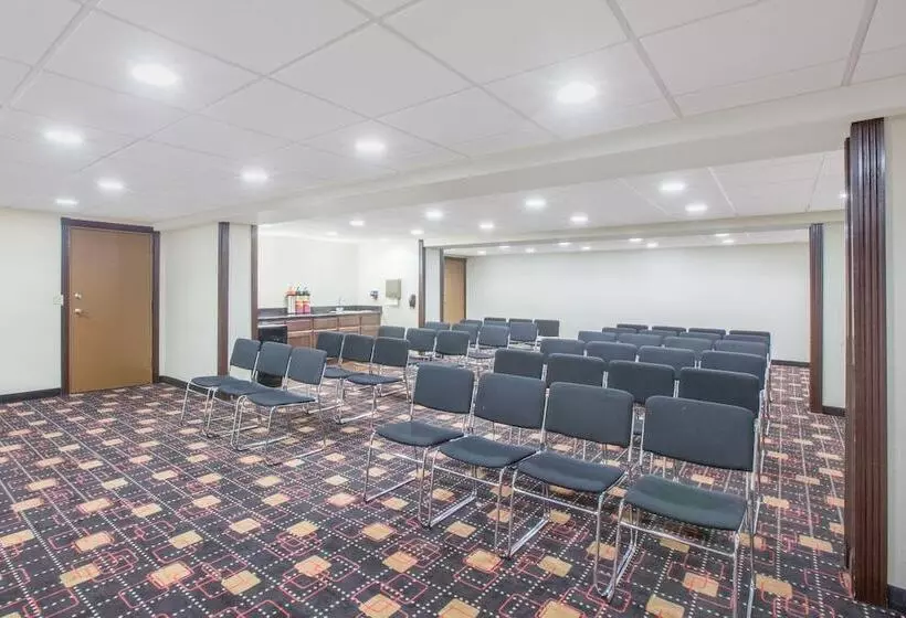 호텔 Ramada By Wyndham Tulsa