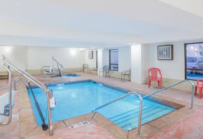 בית מלון כפרי Ramada By Wyndham Tulsa