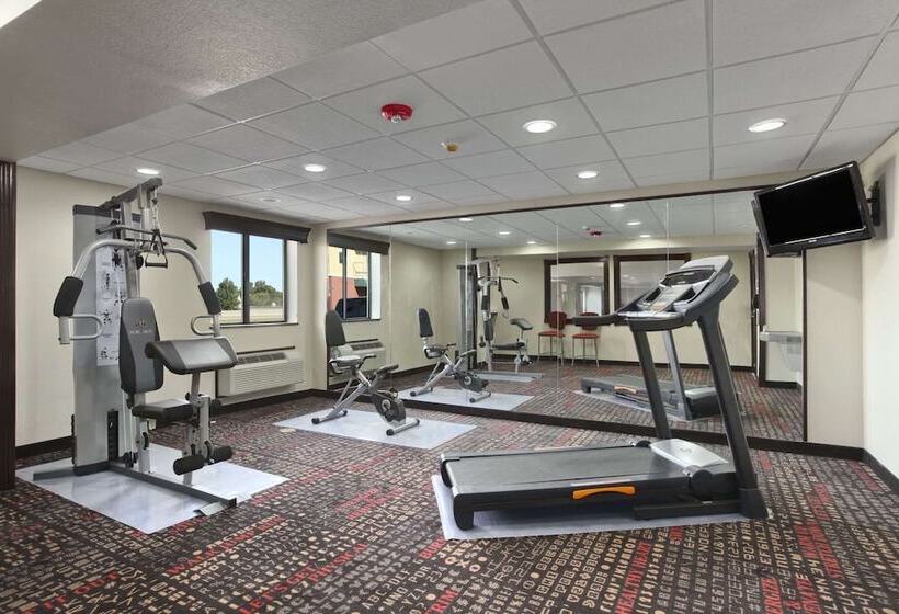 בית מלון כפרי Ramada By Wyndham Tulsa