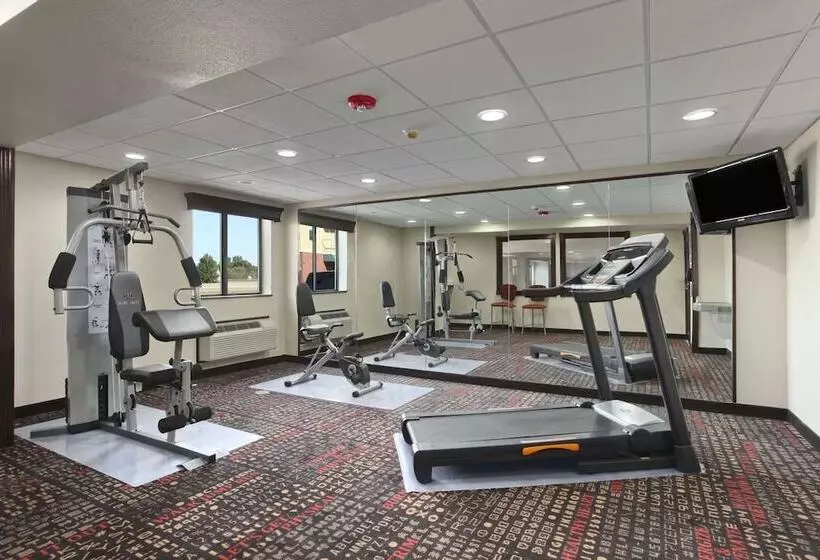 호텔 Ramada By Wyndham Tulsa