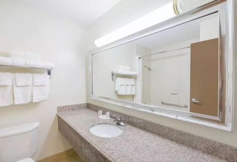 호텔 Ramada By Wyndham Tulsa