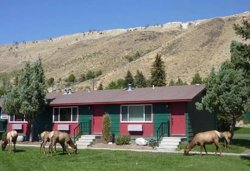 בית מלון כפרי Yellowstone Gateway Inn