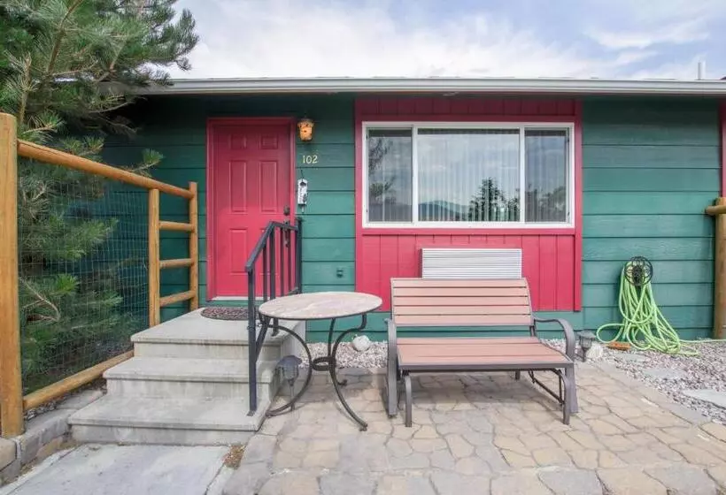 בית מלון כפרי Yellowstone Gateway Inn