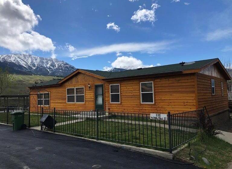 בית מלון כפרי Yellowstone Gateway Inn