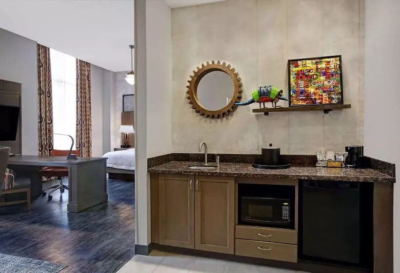 Hampton Inn & Suites Austin @ The University/capitol