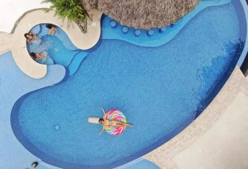 فندق Cariblue Beach and Jungle Resort