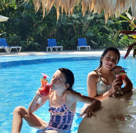 בית מלון כפרי Cariblue Beach and Jungle Resort