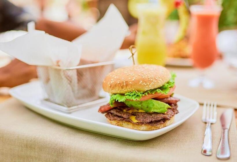 בית מלון כפרי Cariblue Beach and Jungle Resort