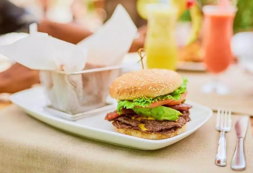 فندق Cariblue Beach and Jungle Resort