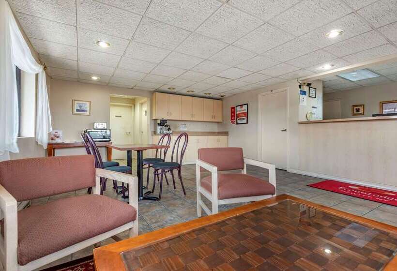 בית מלון כפרי Econo Lodge Dewitt I 90