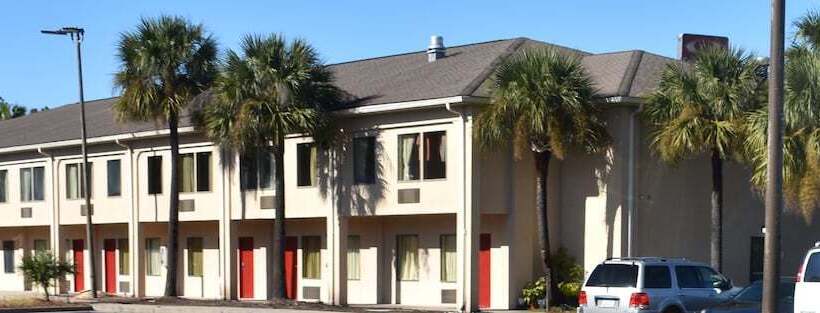 Отель Guest Cottages & Suites