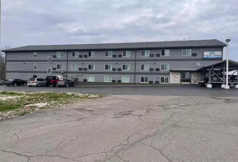 בית מלון כפרי Troy Inn And Suites
