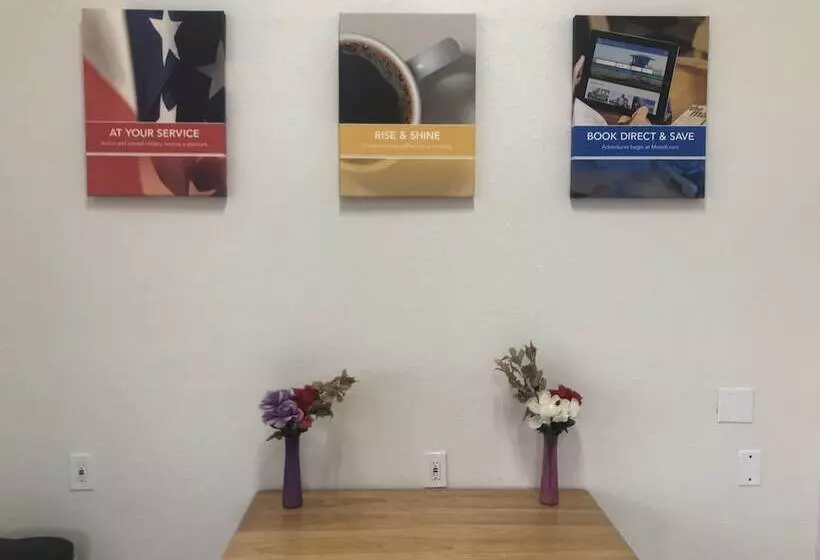 בית מלון כפרי Troy Inn And Suites