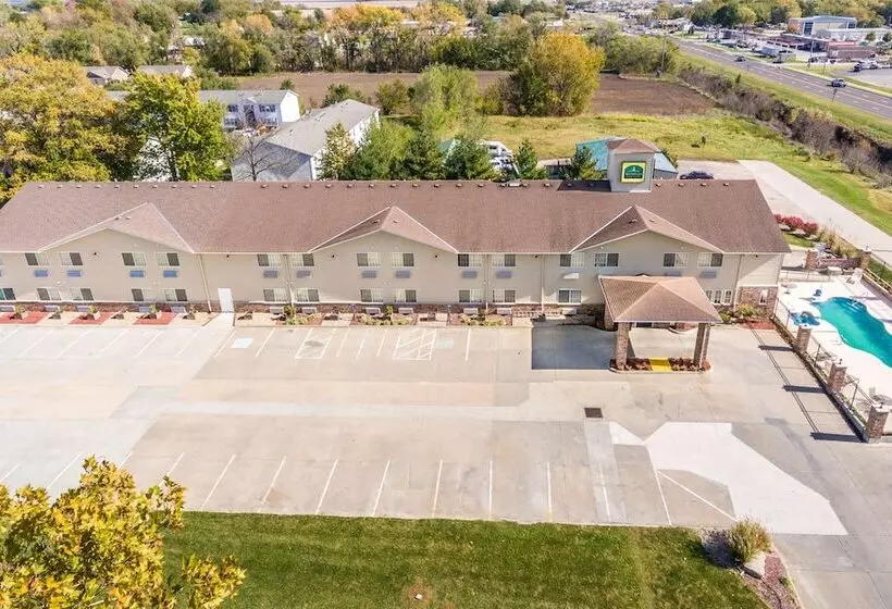 酒店 Wamego Inn And Suites