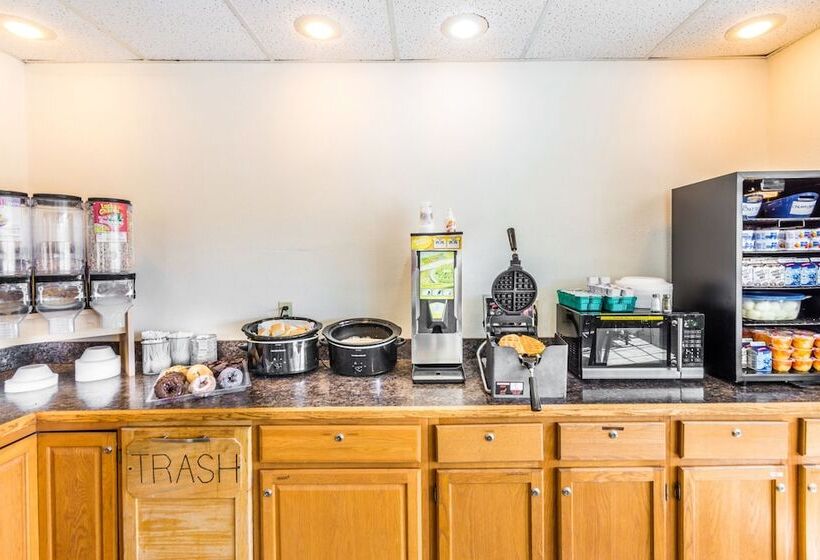 酒店 Wamego Inn And Suites