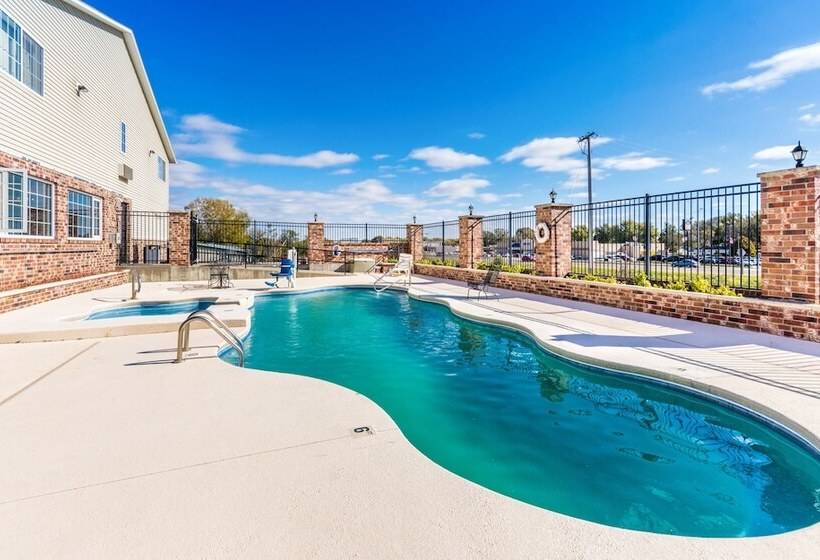 酒店 Wamego Inn And Suites