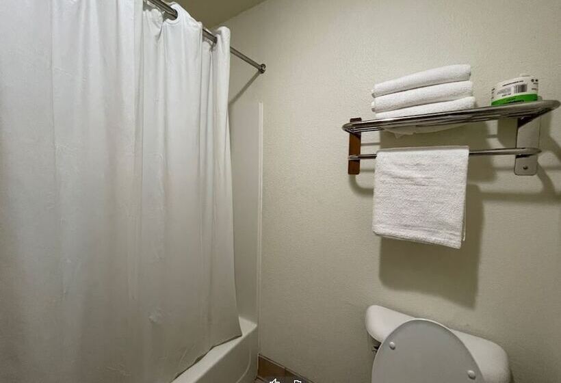 酒店 Wamego Inn And Suites