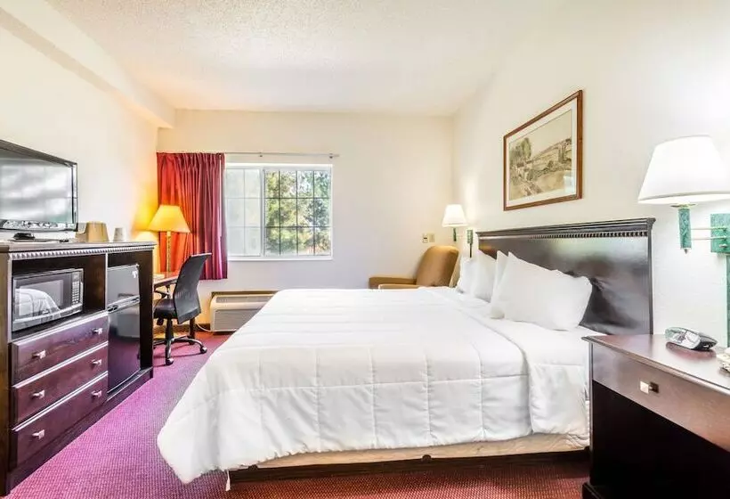 酒店 Wamego Inn And Suites